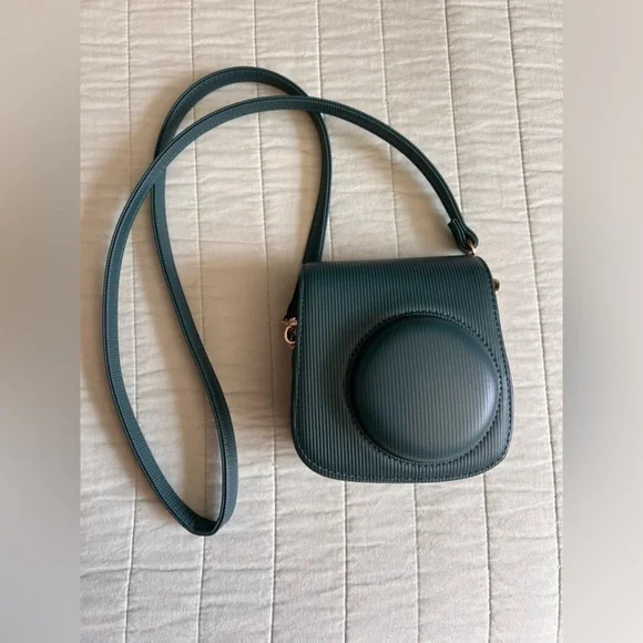 Instax mini 11 works perfectly fine, comes with case - Picture 4 of 5